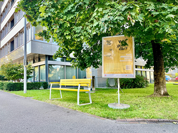 Bis Ende Oktober steht das «Wie geht’s dir?»-Bänkli noch an der Ecke Bachstrasse/Kirchgasse bevor es weiterzieht auf den Friedhof Chloos. Bild: Stadt Kloten (MGE)