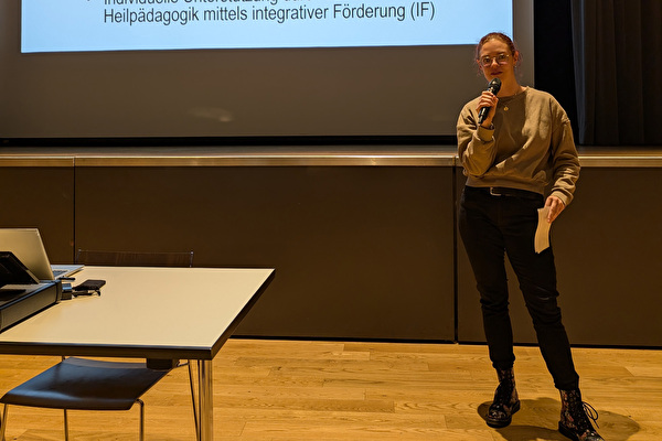 Iris Bolliger, Klassenlehrerin der BC3b an der Sekundarschule Nägelimoos, spricht über die Besonderheiten der Abteilung C – die richtige Einstufung der Schülerinnen und Schüler ermöglicht Erfolgserlebnisse und fördert das Selbstvertrauen der Jugendlichen. (Bild: Schule Kloten, JS)