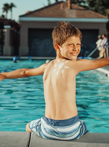 Junge im Freibad