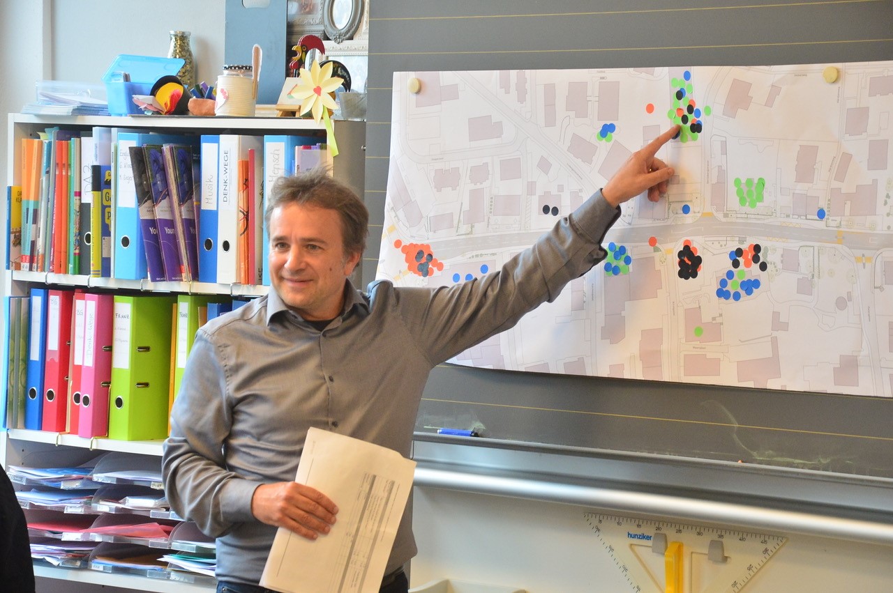 Partizipation bei der Gestaltung der Dorfstrasse im Klassenzimmer
