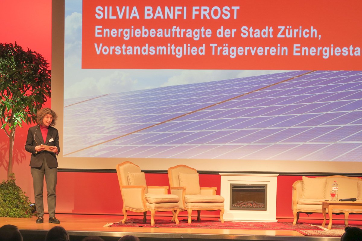 Offizielle Übergabe des «Energiestadt Gold»-Labels durch Silvia Banfi-Frost, Energiebeauftragte der Stadt Zürich, Vorstandsmitglied Trägerverein Energiestadt