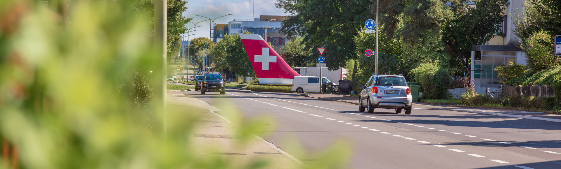 Dorfstrasse mit SWISS-Kreisel Bild: Stadt Kloten (MGE)