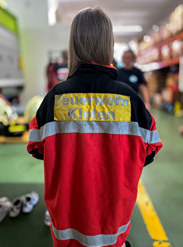 Kind in Feuerwehrkleidung