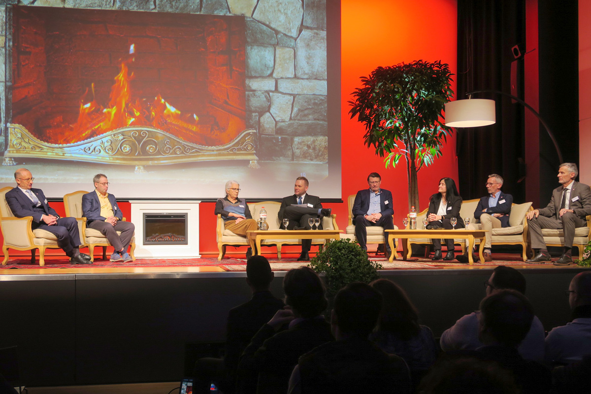 Podium mit den Stadträtinnen und Stadträten
