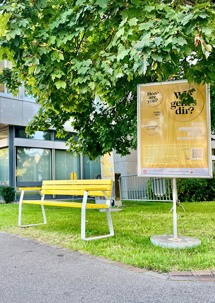 Bis Ende Oktober steht das «Wie geht’s dir?»-Bänkli noch an der Ecke Bachstrasse/Kirchgasse bevor es weiterzieht auf den Friedhof Chloos. Bild: Stadt Kloten (MGE)