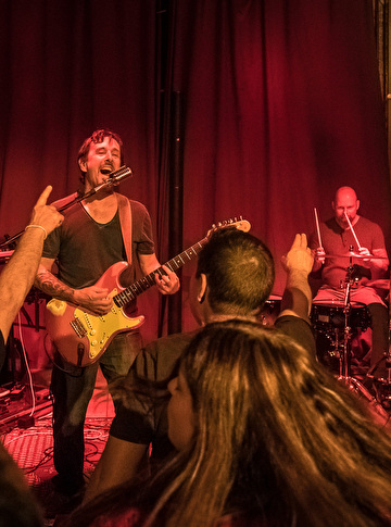 John Lyons Band während eines Konzerts