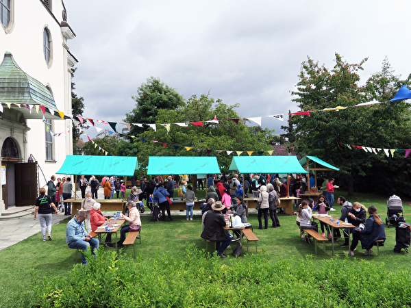 Essensstände am Begegnungsfest im Park