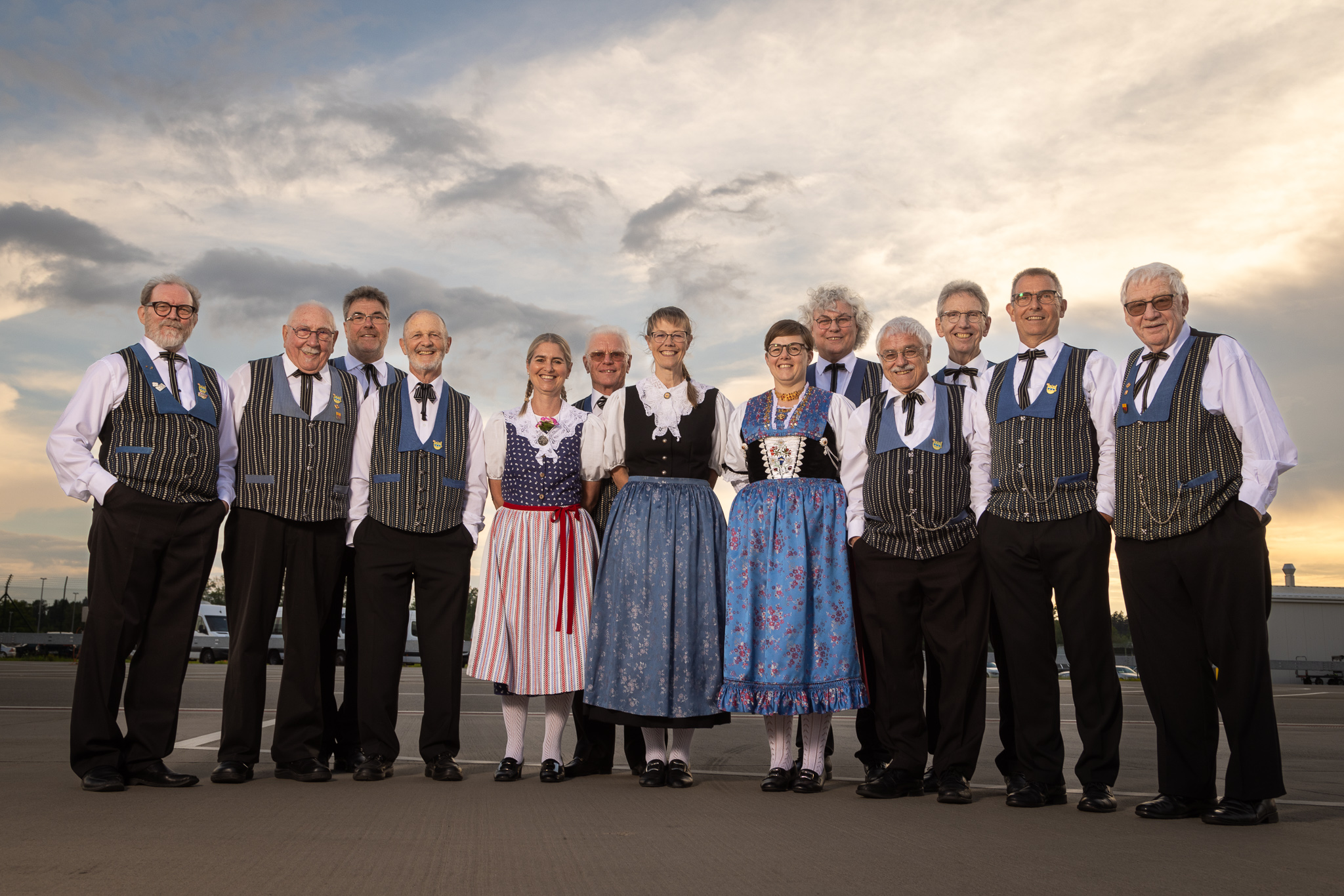 Die Jodlergruppe Swissair singt auf dem Stadtplatz. Bild: Jodlergruppe Swissair