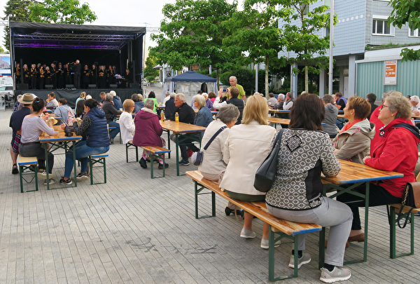 Im Rahmen von «Bühne Frei» finden auf dem Stadtplatz in Kloten im Monat Juni grossartige Live-Musik-Veranstaltungen statt.  (Bild: Stadt Kloten)