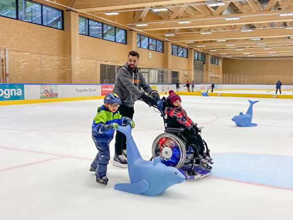 Barrierefreier Eis-Spass für die ganze Familie – auch mit Rollstuhl. Bild: Stadt Kloten (NA)