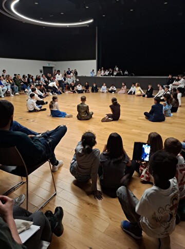 Schülerinnen und Schüler im Stadtsaal bei ihrem Auftritt.