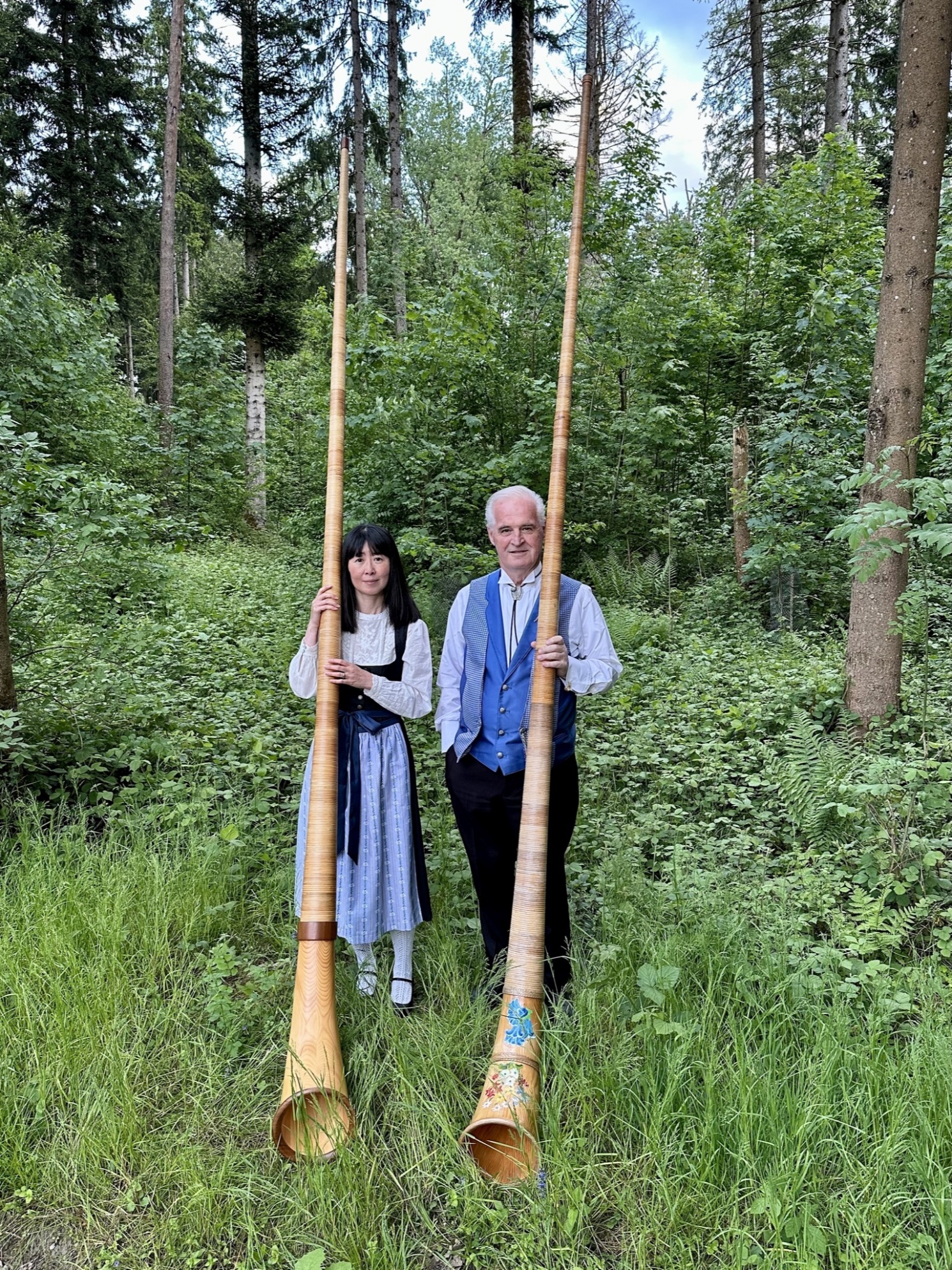 Warme Klänge aus dem Alphorn mit der Alphorngruppe Swissair auf dem Stadtplatz und im Pflegezentrum. Bild: Alphorngruppe Swissair