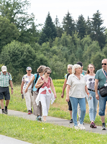 Personen beim gemeinsamen Spaziergang