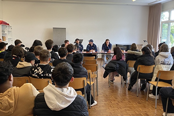 Unterricht einmal anders: Statt einer Lehrperson standen Spieler des EHC Klotens vor der Klasse. Bild: Stadt Kloten (JK)