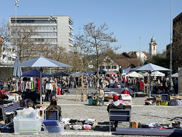 Flohmarkt auf dem Stadtplatz mit über 80 Ausstellern