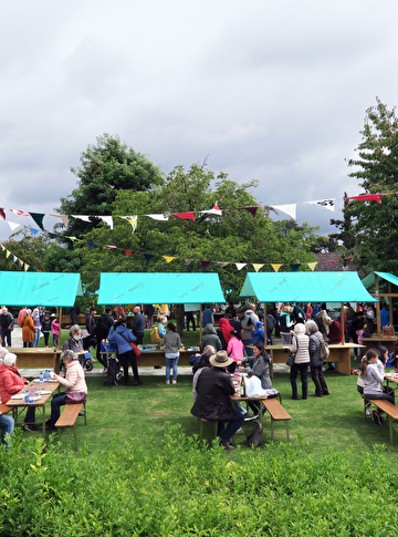 Essensstände am Begegnungsfest im Park