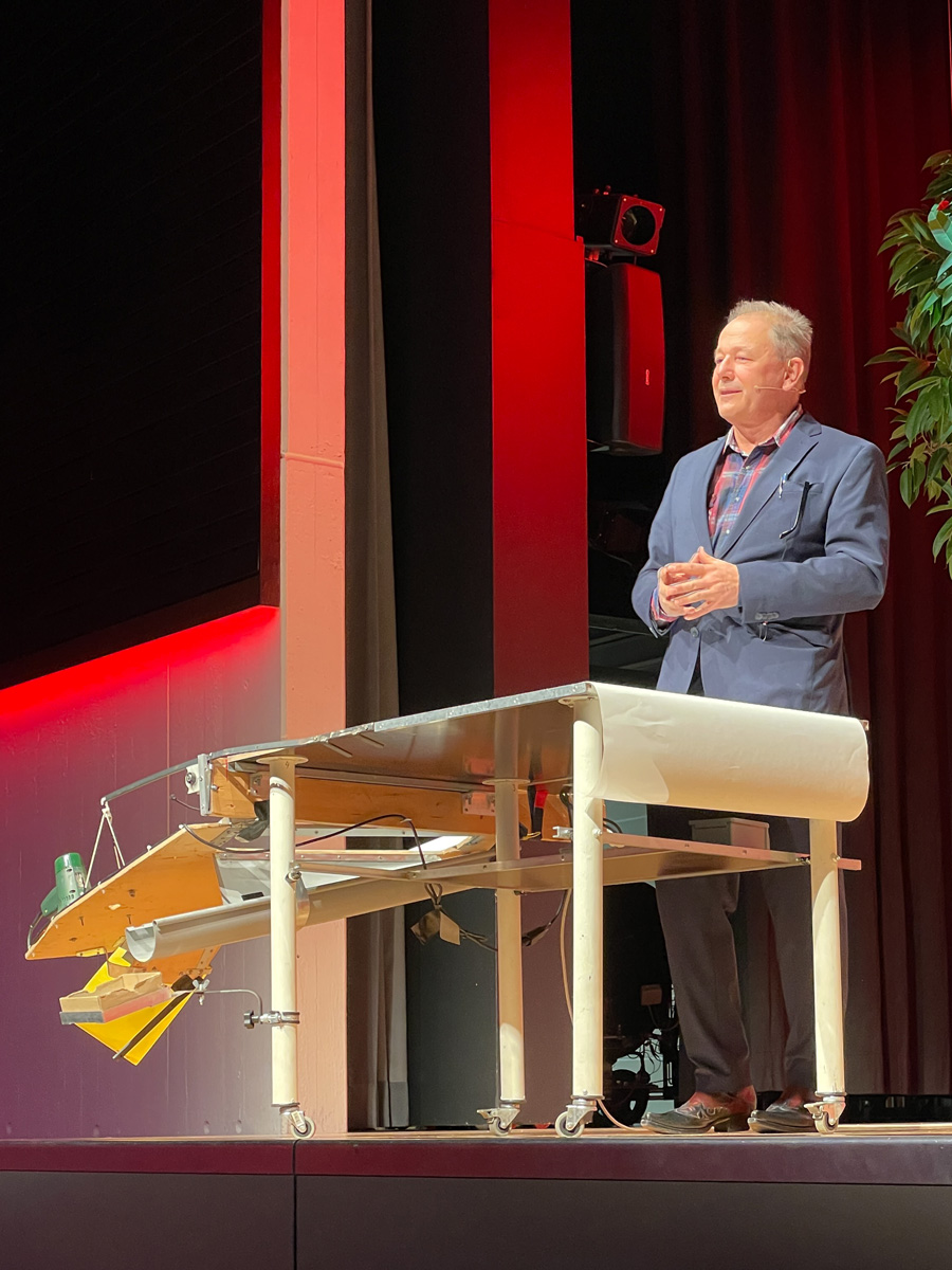 Tüftler und Erfinder Stefan Heuss präsentiert seine "Bürotischaufräummaschine"