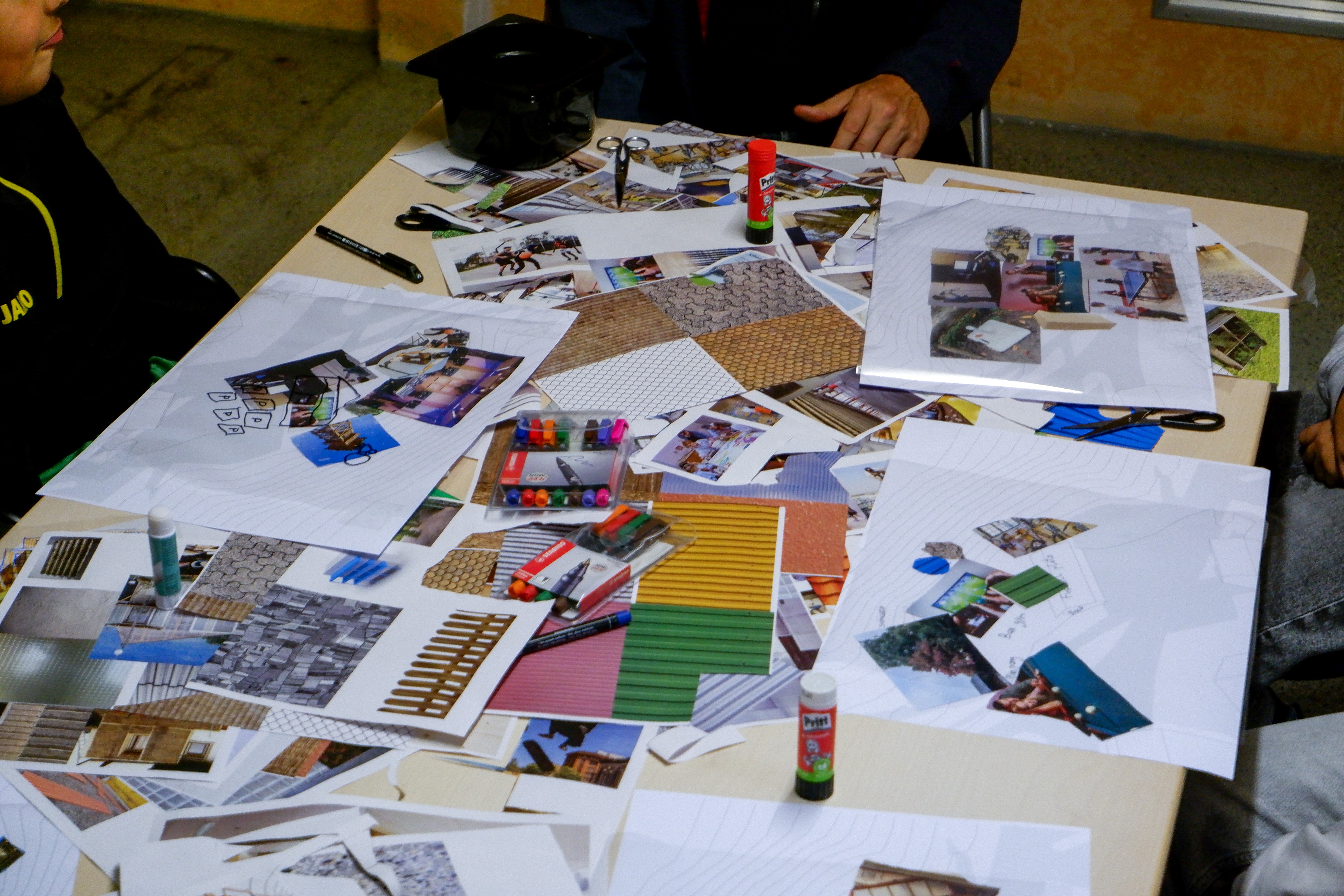 Jugendliche in der Collagen-Arbeit