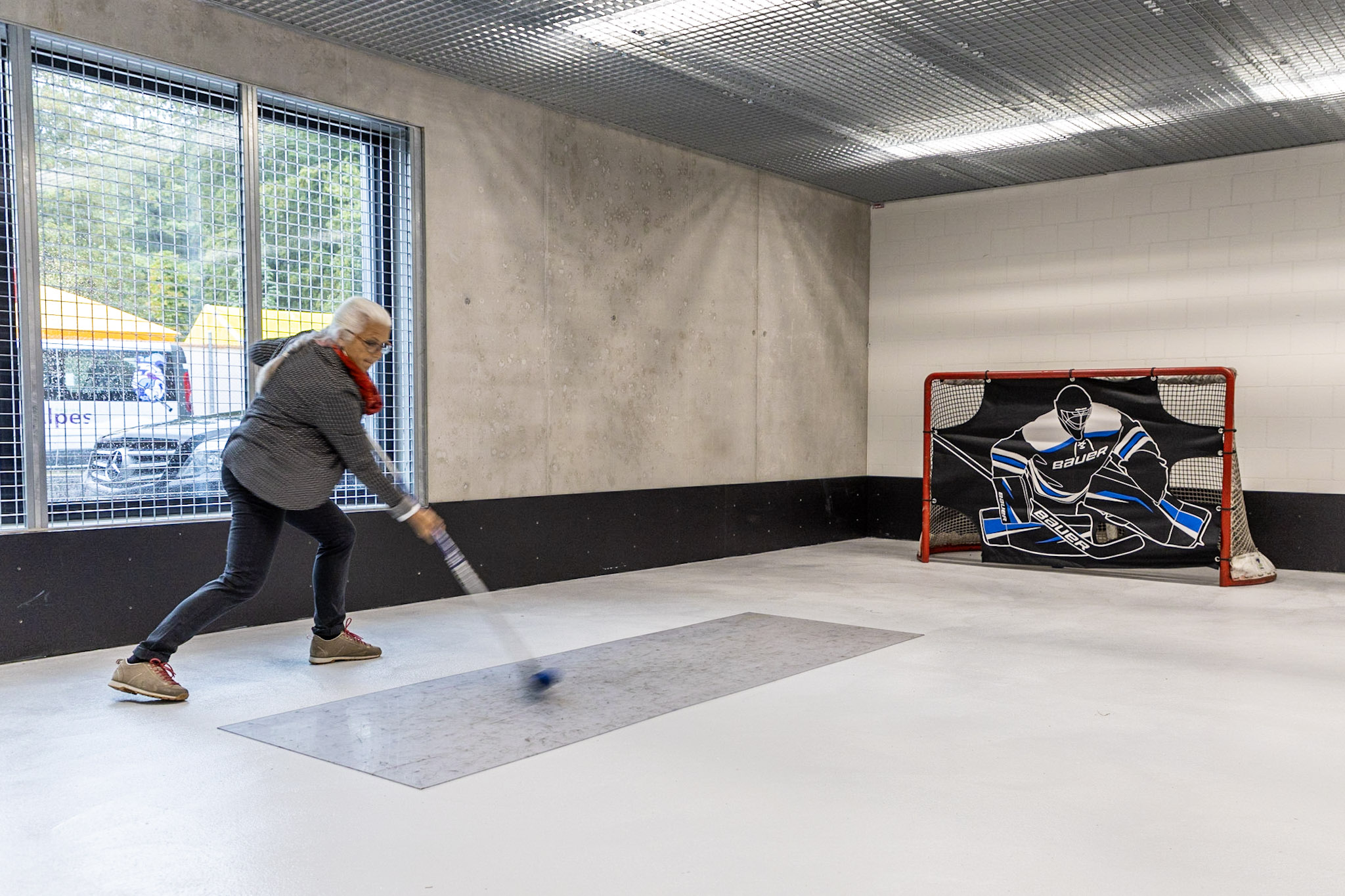 Stadträtin Regula Kaeser-Stöckli beim Zielschiessen in der Shooting Range.