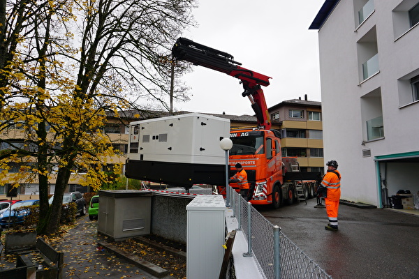 Das Notstromaggregat ist an seinem Bestimmungort angekommen. (Bild: Stadt Kloten)