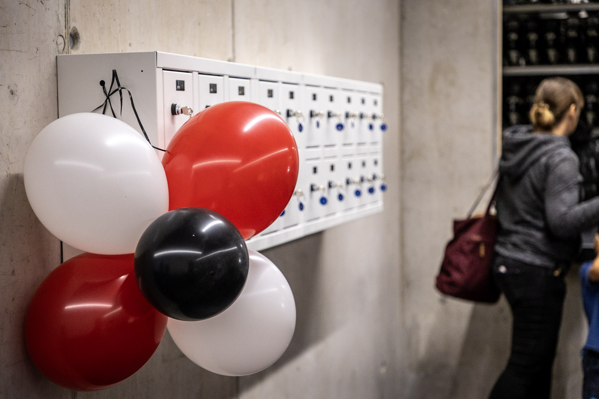 Viele bunte Ballone schmückten die Halle.