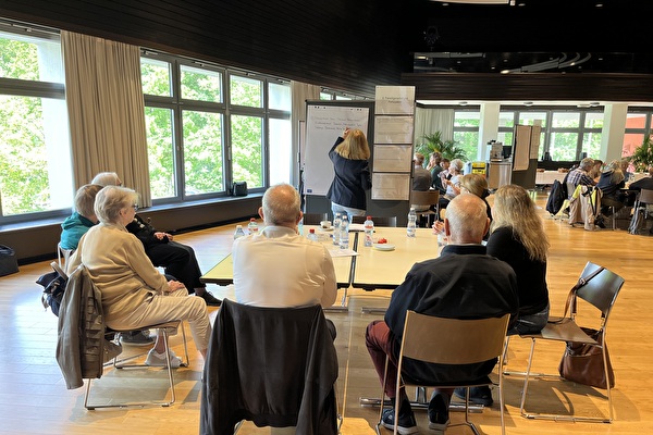 Jede Meinung zählt: Am «World Café» wurde über die einzelnen Themen in kleinen Gruppen diskutiert. (Bild: Stadt Kloten, CRU)