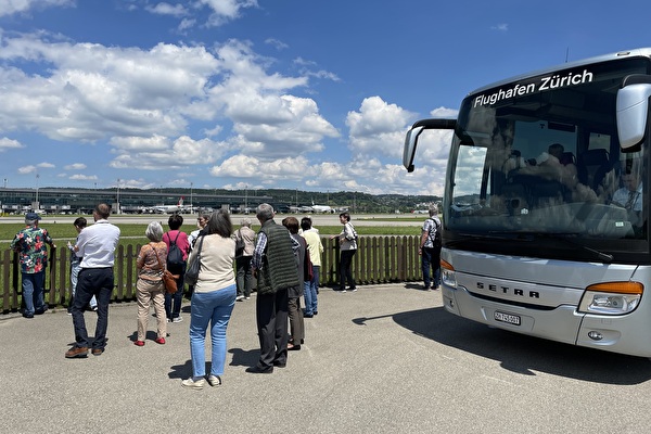 Grosser Andrang und zufriedene Gesichter beim 65plus-Ausflug an den Flughafen. (Bild: Stadt Kloten, IE)