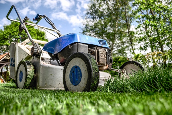 Der Rasenmäher ist eine von vielen potenziellen Gefahren, die im Garten lauern. (Bild: Rudy und Peter Skitterians)