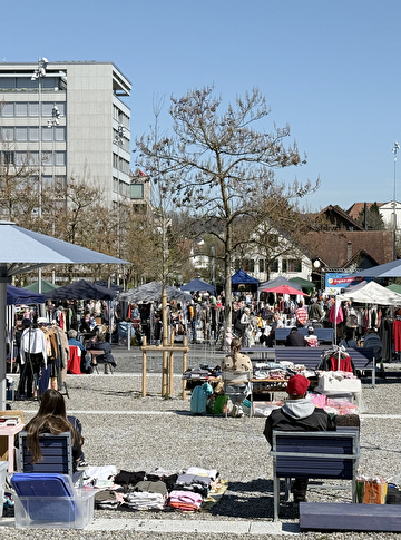Flohmarkt auf dem Stadtplatz mit über 80 Ausstellern