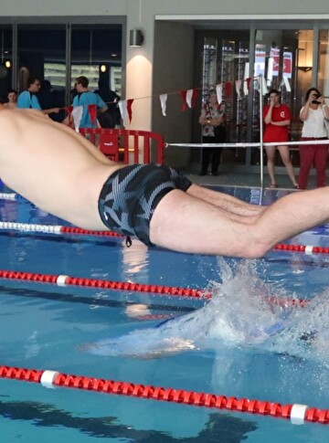 Schwimmwettkampf im Hallenbad Schluefweg