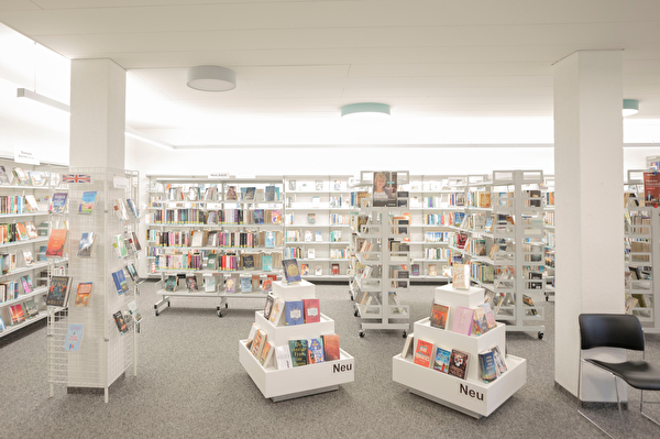 Bücherregale in der Stadtbibliothek Kloten