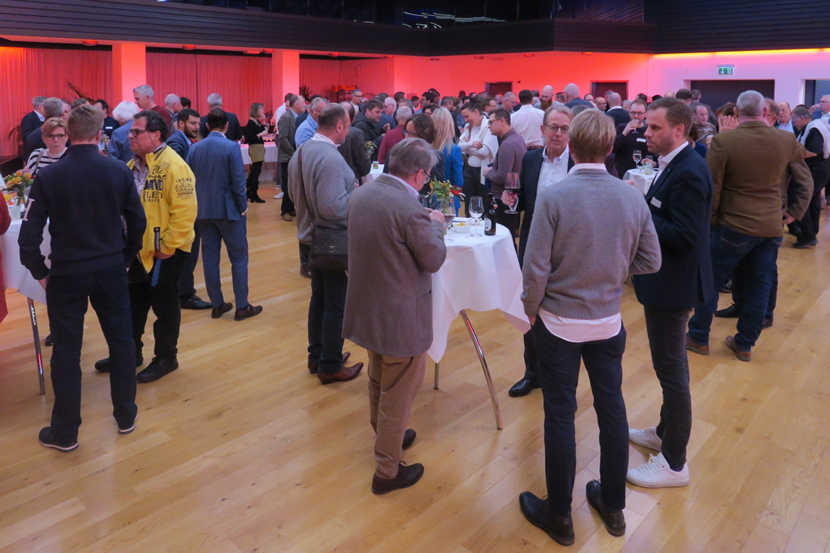 Zahlreiche Besucherinnen und Besucher beim Apéro