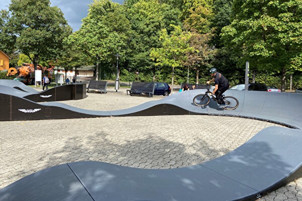 Velofahrer am Pumpen.