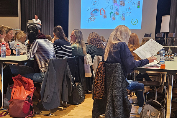 Am Gesamtweiterbildungstag wurde das neue Förderkonzept der Schule Kloten vorgestellt. (Bild: Stadt Kloten, AC)