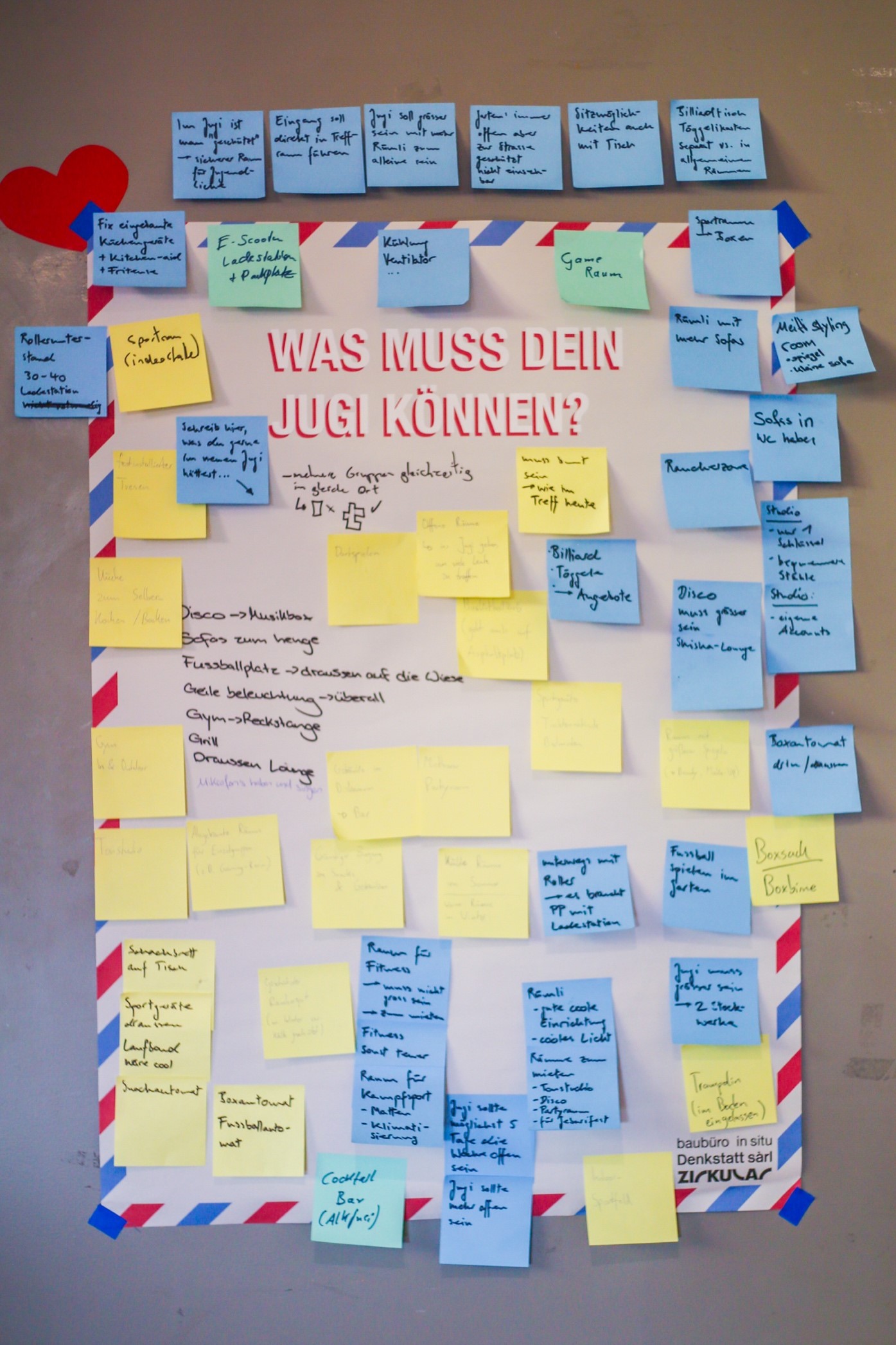 Partizipation: Post-its mit den Anforderungen an das neue Jugendhaus. Bild: denkstatt