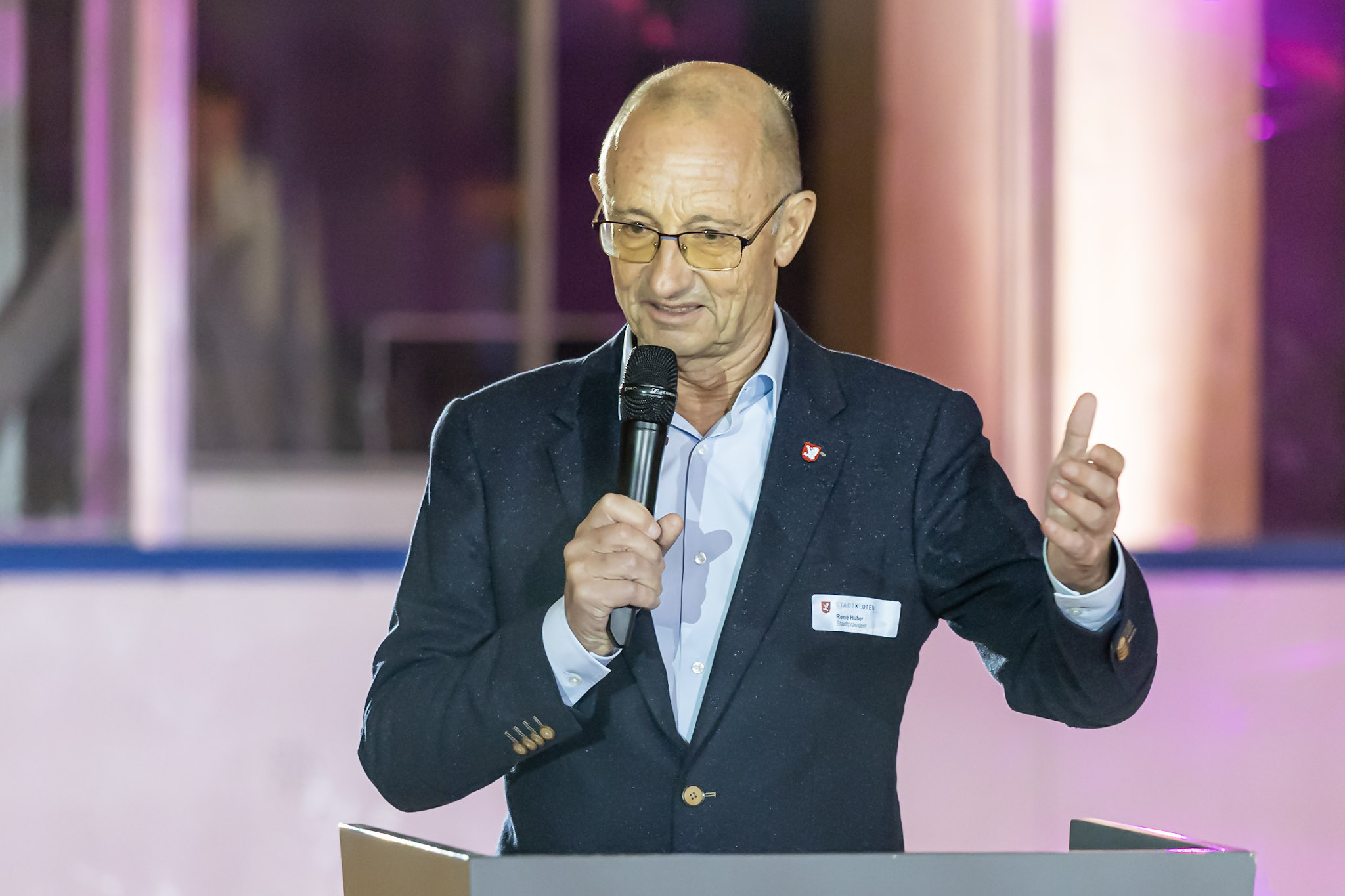 Stadtpräsident René Huber blickt zurück auf die Geschichte des Schluefwegs und erläutert die Wichtigkeit des Eishockeys für Kloten.