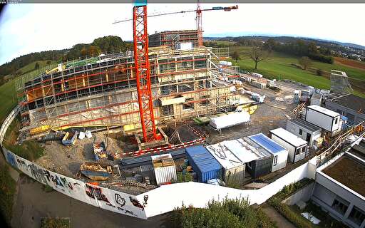 Das aktuelle Geschehen auf der Baustelle kann via Webcam 24/7 beobachtet werden. https://www.pool-informatik.ch/cams/camkloten01.jpg. (Bild: Baustelle Schulanlagen Nägelimoos am 9. Oktober 2024)