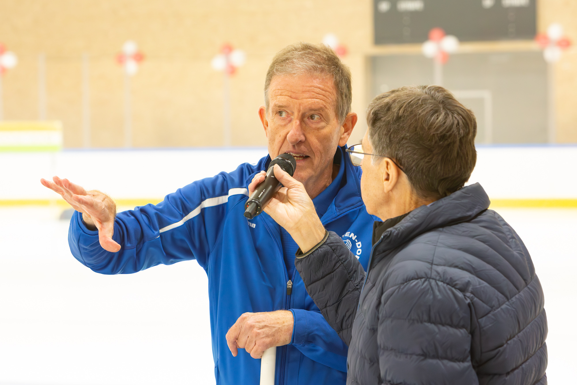 Moderator Jörg Müller im Gespräch mit Markus Tschudin, Präsident des Curling Club Kloten Dorf, CCKD