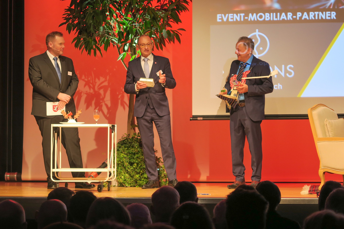 Moderator Stefan Siegenthaler und Stadtpräsident René Huber bedanken sich bei Stefan Heuss