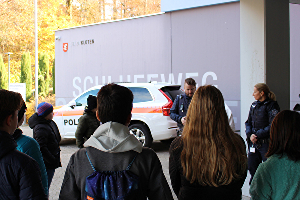 Ein Highlight des Zukunftstages: der Besuch der Stadtpolizei. (Bild: Stadt Kloten, AT)