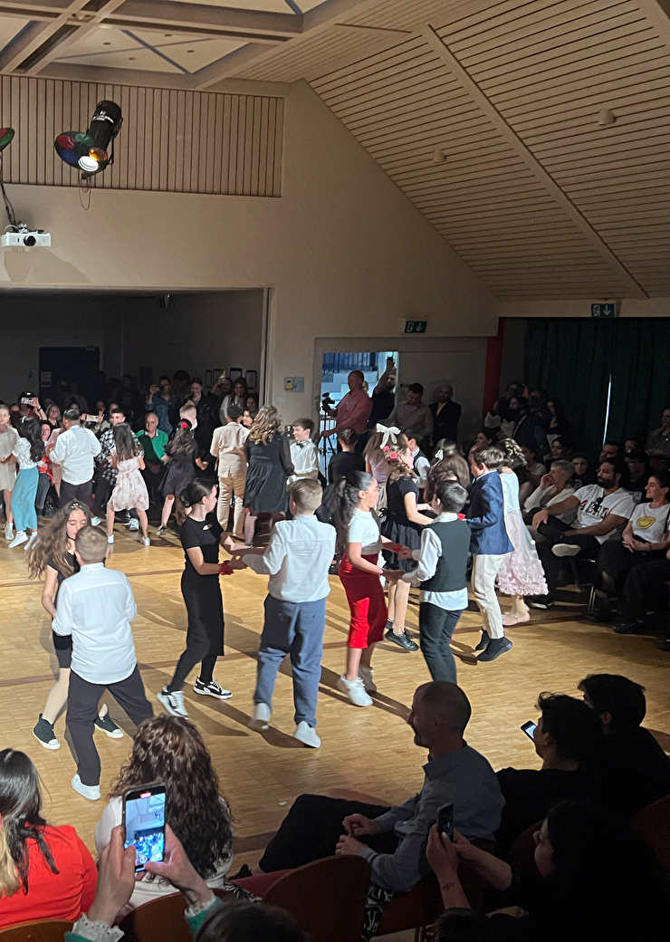 Tanzaufführung der Klassen 5a und 5b der Schule Dorf Feld. (Bild: Larissa Ganino)