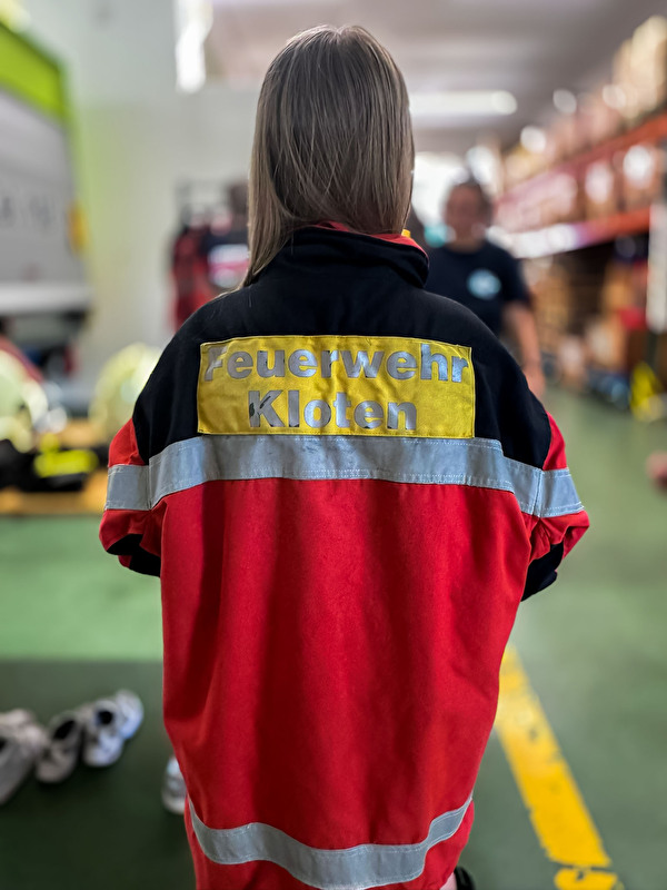 Kind in Feuerwehrkleidung