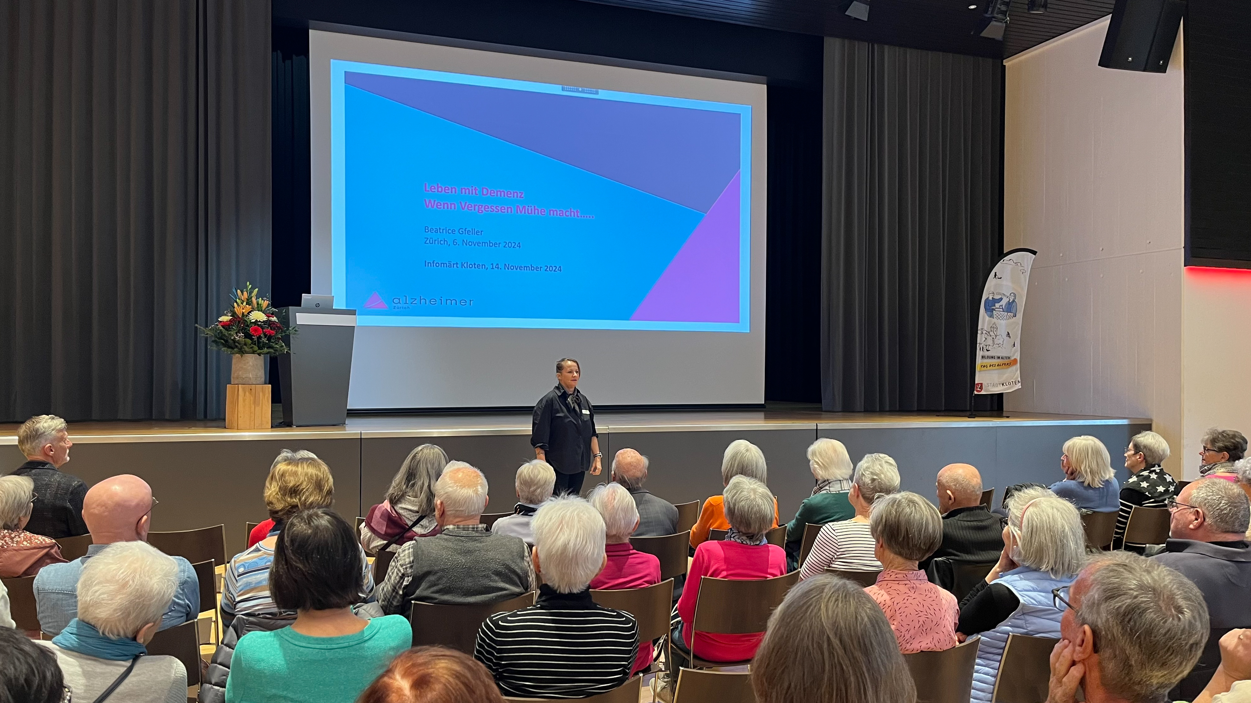 Rund 80 Gäste lauschten gespannt dem Vortrag von Alzheimer Zürich. Bild: Stadt Kloten (CR)