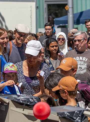 Personen an der Landsgemeinde Kloten bei der Abstimmung
