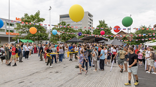 Leute auf dem Stadtplatz bei der Landsgemeinde