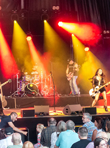 Hauptbühne am Stadtfest mit Sängerin Jessica Lynn und Band