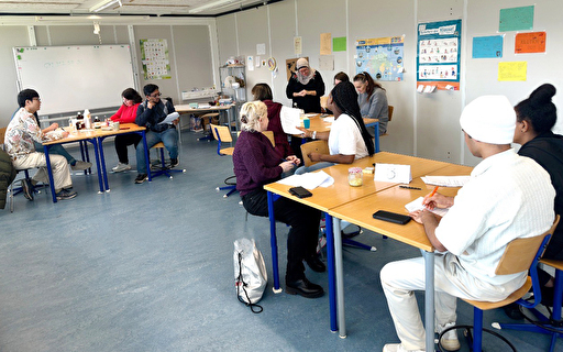 Die Teilnehmenden des Workshops stellten ihre eigenen duftenden Lotionen her und erweiterten spiele-risch ihre Deutschkenntnisse. (Bild: Doris Abdallah)