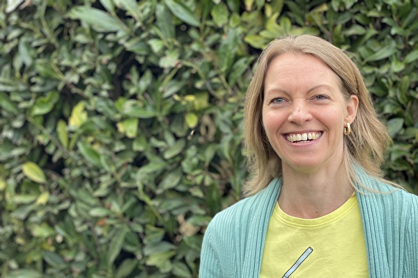 Nadine Willwerth zeigt den Kindern, wie sie spielerisch ihre Leistungen in der Schule verbessern können. (Bild: Vereinigung Freizeit Kloten)