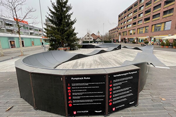 Ab Mittwoch, 4. Dezember, steht der Pumptrack wieder auf dem Stadtplatz. (Foto: Stadt Kloten, LN)