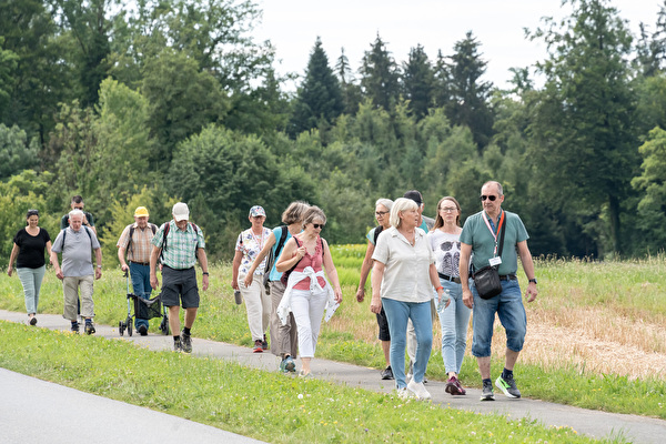 Personen beim gemeinsamen Spaziergang